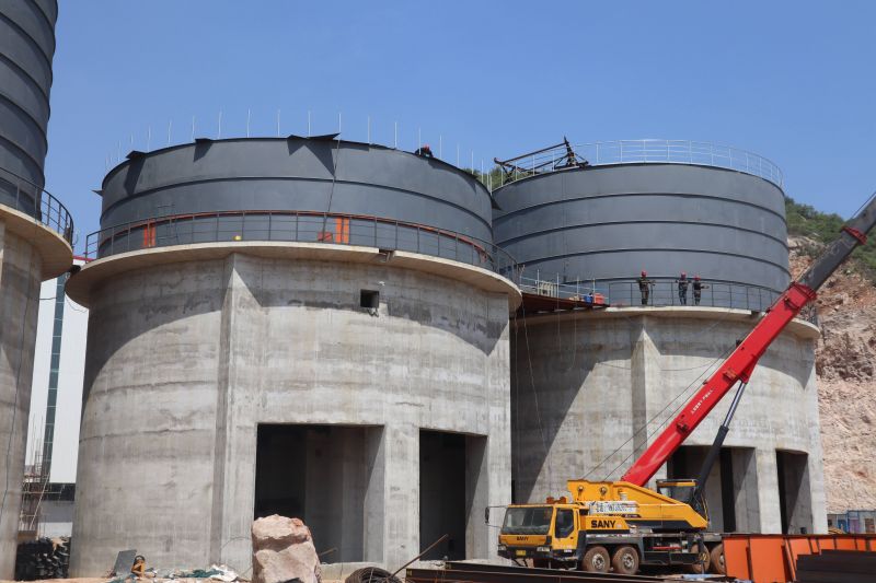 【心系一线 致敬坚守】河南鸿宸总经理张天武一行到公司在建工业项目开展高温慰问